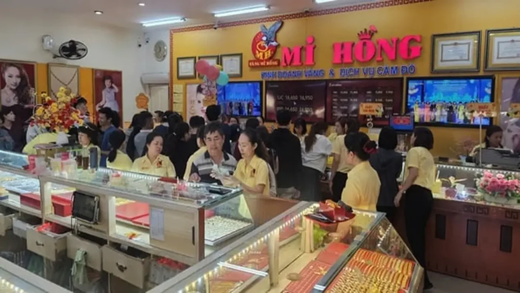 تراجع سعر أونصة الذهب إلى ما دون 4400 دولار في تعاملات الافتتاح